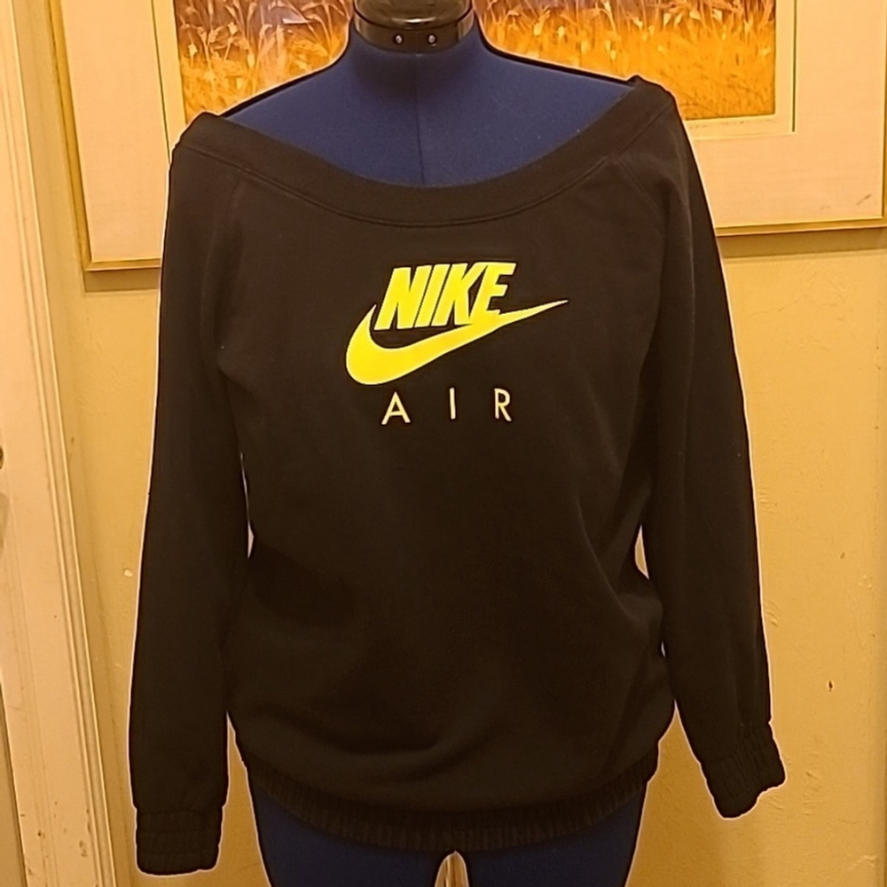 Nike women's sweatshirt Sz S. Scoop neck banded bottom and cuffs. (#1801C)